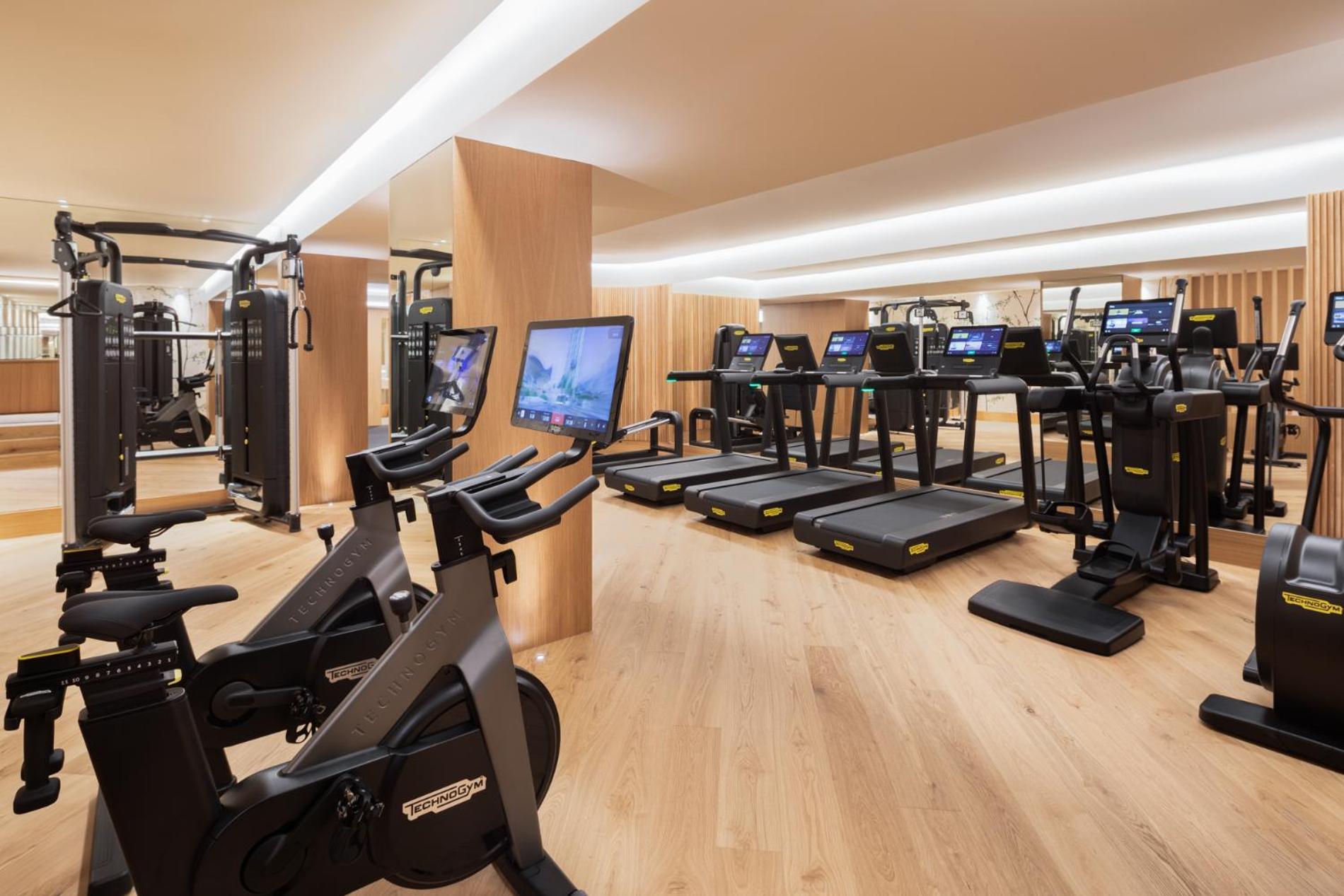 Majestic Hotel & Spa Barcelona Gl Exterior photo The gym at The Hari